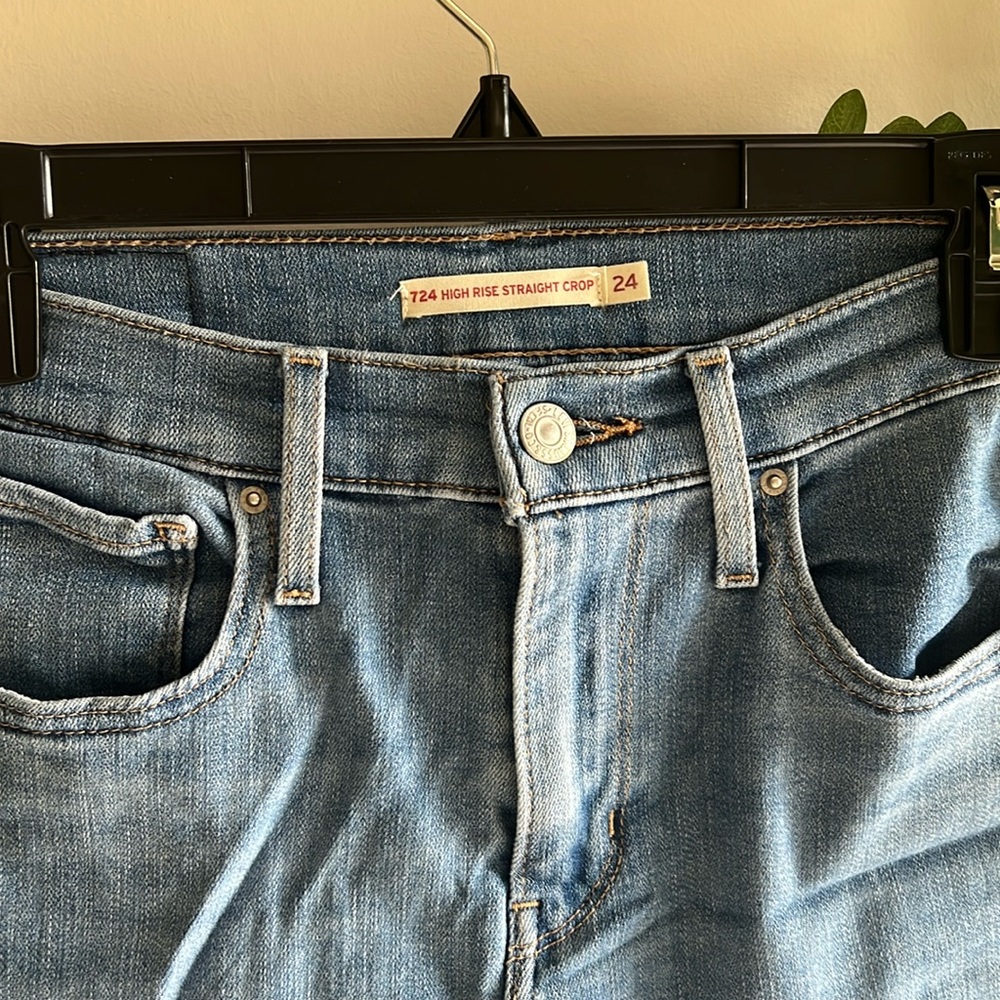 Light Wash Levi High Rise Crop Jeans